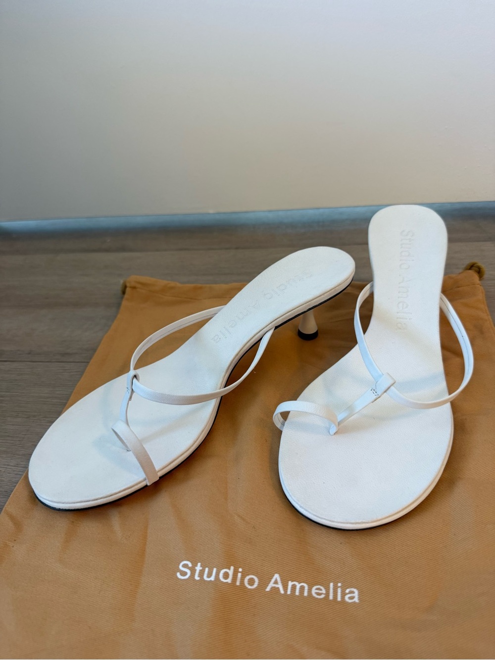 Studio Amelia White Toe-Loop Sandals in size 37 (6.5), new